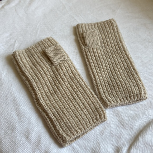 Carolyn Rowan Fingerless Gloves Italian Merino Wool Swarovski Flower Appliqués - Picture 3 of 8